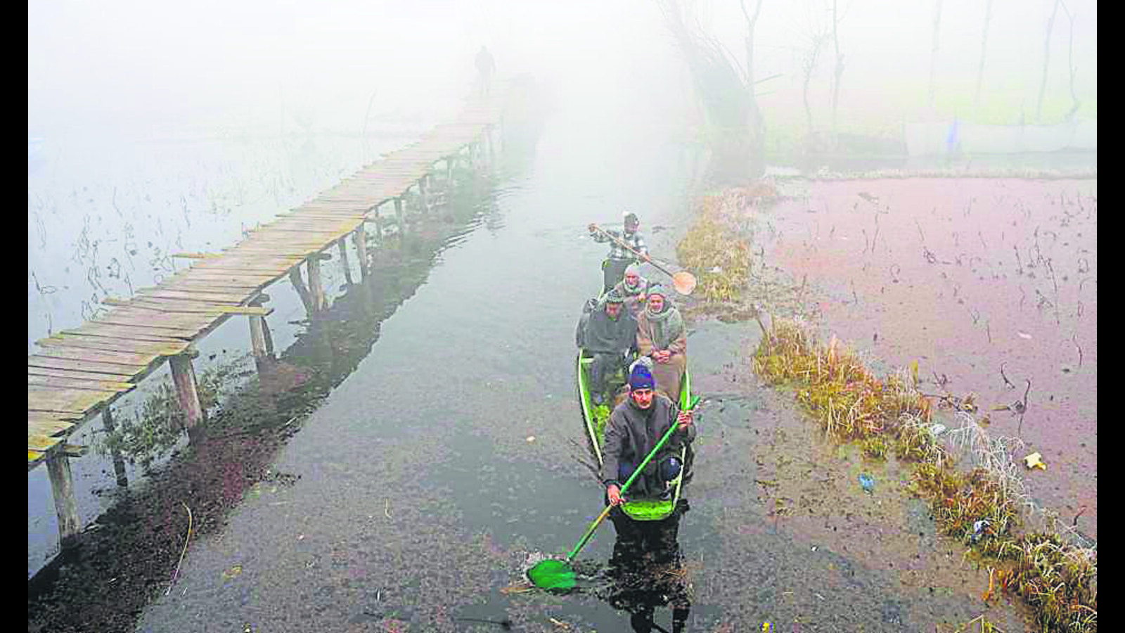 Low visibility as fog envelopes Kashmir - Vimarsana News
