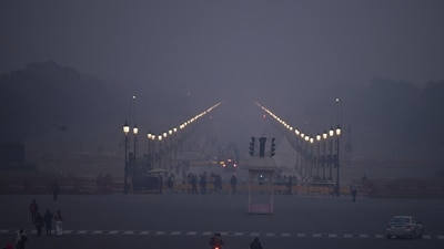Kartavya Path is barely visible on a cold and foggy winter evening, in New Delhi. (ANI) Kartavya Path is barely visible on a cold and foggy winter evening, in New Delhi. (ANI)