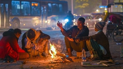 People huddled around a bonfire during evening hours amid cold and foggy weather in New Delhi. (HT Photo/Raj K Raj) People huddled around a bonfire during evening hours amid cold and foggy weather in New Delhi. (HT Photo/Raj K Raj)