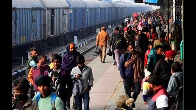 Dense fog keeps trains behind schedule at Ludhiana railway station (HT Photo) Dense fog keeps trains behind schedule at Ludhiana railway station (HT Photo)