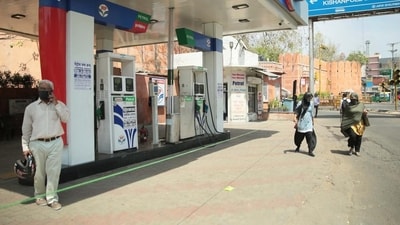 Petrol and diesel rates may be cut soon by the Centre. (HT)
