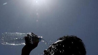 People suffer from heat stress when their bodies are unable to compensate for the heat and properly cool themselves. (Bidesh Manna/HT Photo) People suffer from heat stress when their bodies are unable to compensate for the heat and properly cool themselves. (Bidesh Manna/HT Photo)