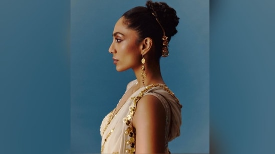 Assisted by makeup artist Anigha Jain, Sobhita went for nude shimmery eyeshadow, winged eyeliner, mascaraed lashes, darkened brows, contoured cheeks, luminous highlighter and a shade of glossy nude lisptick for her glam makeup look.&nbsp;(Instagram/@sobhitad)