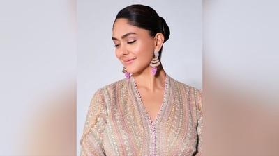 Assisted by make-up artist Lochan, Mrunal got decked up in shimmering eyeshadow, mascara coated lashes, darkened brows, blushed cheeks, luminous highlighter, dewy base and a shade of glossy nude lipstick. (Instagram/@mrunalthakur) Assisted by make-up artist Lochan, Mrunal got decked up in shimmering eyeshadow, mascara coated lashes, darkened brows, blushed cheeks, luminous highlighter, dewy base and a shade of glossy nude lipstick. (Instagram/@mrunalthakur)