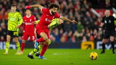 Liverpool's Mohamed Salah, left, and Arsenal's Oleksandr Zinchenko fight for the ball. (AP) Liverpool's Mohamed Salah, left, and Arsenal's Oleksandr Zinchenko fight for the ball. (AP)