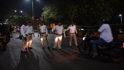 Vashi Traffic Police conduct breath analyser test on motorists to prevent drunk and drive case as a preventive measure ahead of New Year celebration. Bachchan Kumar / Hindustan Times Vashi Traffic Police conduct breath analyser test on motorists to prevent drunk and drive case as a preventive measure ahead of New Year celebration. Bachchan Kumar / Hindustan Times