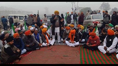 Members of the Bhartiya Kisan Union (BKU, Charuni) staged a protest at Ladhowal Toll barrier on Saturday demanding the construction of Rahon Road. The farmers stood with flags at the toll barrier and made vehicles pass through without paying toll charges. (HT Photo)