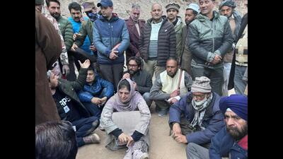 People’s Democratic Party president Mehbooba Mufti during a sit-in at Bafliaz in Poonch on Saturday. She is accompanied by party workers from Rajouri and Poonch. (HT Photo) People’s Democratic Party president Mehbooba Mufti during a sit-in at Bafliaz in Poonch on Saturday. She is accompanied by party workers from Rajouri and Poonch. (HT Photo)