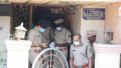 Police personnel stand outside the house in Chitradurga district of Karnataka on Thursday. (HT photo) Police personnel stand outside the house in Chitradurga district of Karnataka on Thursday. (HT photo)
