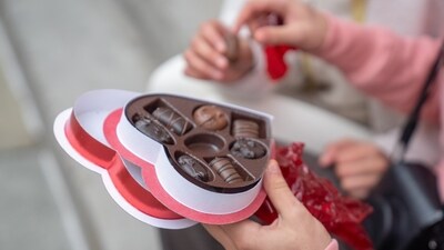 Consumable gifts are usually appreciated: If you haven't known this person long, consider gifting something consumable is an easy and thoughtful way to go. Consider what their favorite foods are, if they drink alcohol or not, what cuisines they love etc. This is another good option for the person who has everything or doesn't like material gifts. (Pexels)