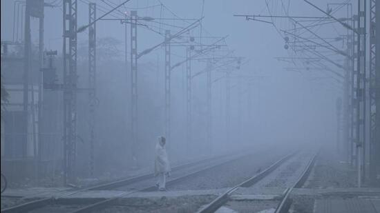 More than two dozen trains in the Ferozepur railway division were either rescheduled or cancelled due to the fog. (Vipin Kumar/HT)