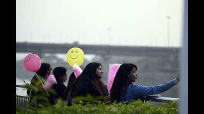 Girls enjoying the last day of the year at Gomti riverfront in Lucknow on Sunday. (Deepak Gupta/HT) Girls enjoying the last day of the year at Gomti riverfront in Lucknow on Sunday. (Deepak Gupta/HT)
