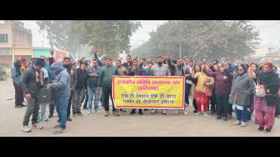 The members of Rajkiya Atithi Adhyapak Manch during a protest in Yamunanagar on Sunday. (HT Photo)