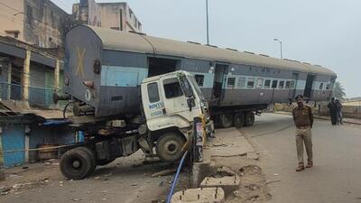 The truck hit the Lohiya Bridge in Bhagalpur (HT Photo)