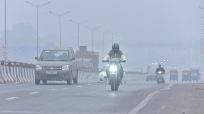 Commuters out on a cold and Foggy morning amid rising air pollution levels at Ghazipur area  in New Delhi on Saturday. (HT Photo/Sakib Ali)
