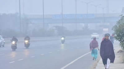 Commuters out a cold and Fog morning amid rising air pollution levels (Photo by Sakib Ali /Hindustan Times)