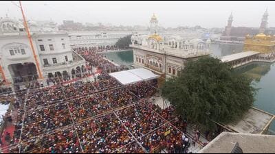 A rush of devotees at Golden Temple to pay obeisance on the first day of the New Year in Amritsar on Monday. The city recorded a low of 9.2°C. (Sameer Sehgal/HT) A rush of devotees at Golden Temple to pay obeisance on the first day of the New Year in Amritsar on Monday. The city recorded a low of 9.2°C. (Sameer Sehgal/HT)