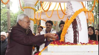 Bihar CM Nitish Kumar pays tribute to his mother Parmeshwari Devi on her death anniversary, at Kalyan Bigha in Nalanda on Monday. (HT) Bihar CM Nitish Kumar pays tribute to his mother Parmeshwari Devi on her death anniversary, at Kalyan Bigha in Nalanda on Monday. (HT)