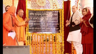 Defence minister hails CM Yogi Adityanath, says U.P. secure under his rule (HT photo)
