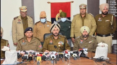 Punjab: Inter-state drug smuggling racket busted, two held with 10 kg opium (HT photo) Punjab: Inter-state drug smuggling racket busted, two held with 10 kg opium (HT photo)