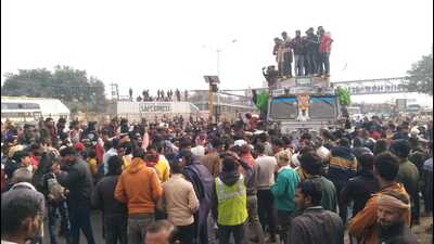 Road jam in Mathura on Monday. (HT Photo) Road jam in Mathura on Monday. (HT Photo)