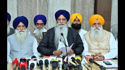 Shiromani Gurdwara Parbandhak Committee president Harjinder Singh Dhami (C). (File)