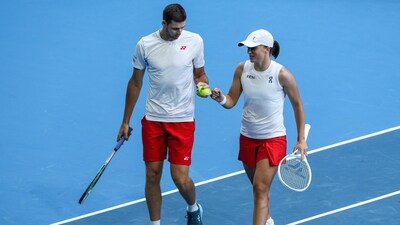 Poland's Iga Swiatek speaks to partner Hubert Hurkacz during their mixed doubles match against Spain's Sara Sorribes Tormo and Alejandro Davidovich Fokina at the United Cup tennis tournament in Perth on January 1 (AFP) Poland's Iga Swiatek speaks to partner Hubert Hurkacz during their mixed doubles match against Spain's Sara Sorribes Tormo and Alejandro Davidovich Fokina at the United Cup tennis tournament in Perth on January 1 (AFP)
