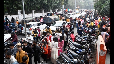 Traffic jam on a busy road in Lucknow on Monday (Deepak Gupta) Traffic jam on a busy road in Lucknow on Monday (Deepak Gupta)