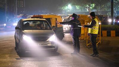 Traffic police officers check for drunken driving at Patel Chowk in New Delhi on Sunday. (Sanchit Khanna/HT Photo) Traffic police officers check for drunken driving at Patel Chowk in New Delhi on Sunday. (Sanchit Khanna/HT Photo)