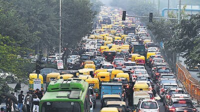 Vehicular movement was impacted on all roads leading in and out of central Delhi, including Mathura Road, Rafi Marg, and Pragati Maidan. (Arvind Yadav/HT photo)