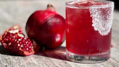 Pomegranates have high amounts of Vitamin C, folate, magnesium, phosphorus, potassium, and fibre. Pomegranates have high amounts of Vitamin C, folate, magnesium, phosphorus, potassium, and fibre. 