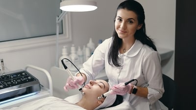 Resolution 5: Seek Professional Guidance; Dermatologists are your skin's best friends! They can diagnose skin conditions, recommend personalized treatment plans, and answer all your skincare questions. (Freepik) Resolution 5: Seek Professional Guidance; Dermatologists are your skin's best friends! They can diagnose skin conditions, recommend personalized treatment plans, and answer all your skincare questions. (Freepik)