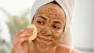 Resolution 4: Embrace the power of gentle exfoliation; Once or twice a week exfoliation helps reveal softer, brighter skin behind dead skin cells. But don't forget to use kindness! Scrubbing too hard can aggravate your skin, causing it to become red and irritated. Choose chemical exfoliants that remove dead skin cells without causing abrasion, such as AHAs or BHAs. As an alternative, think about using mild physical exfoliants like soft washcloths or konjac sponges. (Freepik ) Resolution 4: Embrace the power of gentle exfoliation; Once or twice a week exfoliation helps reveal softer, brighter skin behind dead skin cells. But don't forget to use kindness! Scrubbing too hard can aggravate your skin, causing it to become red and irritated. Choose chemical exfoliants that remove dead skin cells without causing abrasion, such as AHAs or BHAs. As an alternative, think about using mild physical exfoliants like soft washcloths or konjac sponges. (Freepik )