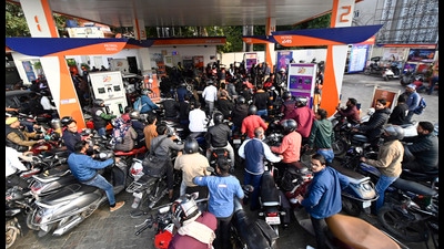 Chaos ruled the roost at a fuel station in Lucknow on Tuesday in response to a nationwide strike, which was reportedly called off later. (Deepak Gupta/HT) Chaos ruled the roost at a fuel station in Lucknow on Tuesday in response to a nationwide strike, which was reportedly called off later. (Deepak Gupta/HT)