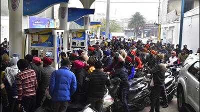 Commuters crowd a fuel station in Amritsar on Tuesday amid panic buying as the strike by oil tanker drivers entered its second day. (Sameer Sehgal/HT) Commuters crowd a fuel station in Amritsar on Tuesday amid panic buying as the strike by oil tanker drivers entered its second day. (Sameer Sehgal/HT)