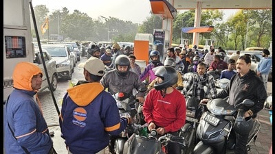 Heavy Rush at petrol pumps in Chandigarh on Tuesday. (Sant Arora/HT)