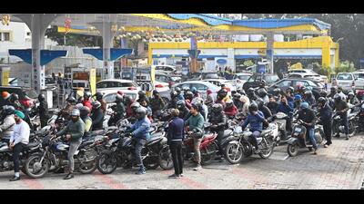 Heavy rush at a petrol pump in Sector 21, Chandigarh, on Tuesday. (Keshav Singh/HT)