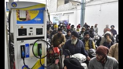 Heavy rush at petrol pump following the nationwide strike of truck drivers against the new hit and run law in Amritsar on Tuesday. (Sameer Sehgal/HT) Heavy rush at petrol pump following the nationwide strike of truck drivers against the new hit and run law in Amritsar on Tuesday. (Sameer Sehgal/HT)