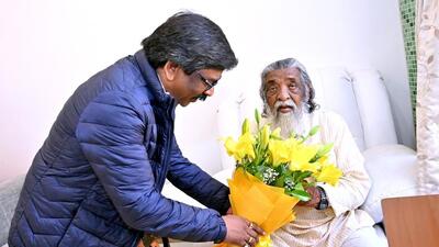 Jharkhand chief minister Hemant Soren meets his father Shibu Soren in Ranchi on Tuesday. (ANI) Jharkhand chief minister Hemant Soren meets his father Shibu Soren in Ranchi on Tuesday. (ANI)