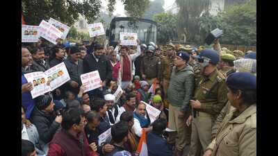 Led by the party’s city unit president Raghavendra Chaubey and district unit president Rajeshwar Singh Patel, the party activists first gathered at Gurudham Intersection (HT)