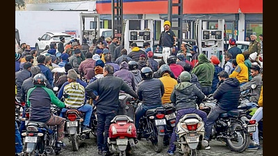 Ludhiana residents swarming a petrol pump amid the fear of shortages. (Gurpreet Singh/HT) Ludhiana residents swarming a petrol pump amid the fear of shortages. (Gurpreet Singh/HT)