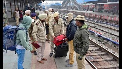 Police checking passenger’s luggage in Ludhiana on Tuesday. (Gurpreet Singh/HT) Police checking passenger’s luggage in Ludhiana on Tuesday. (Gurpreet Singh/HT)