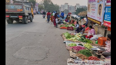 The official said that hawkers are given three weeks to pay the dues, failing which the civic body will launch a drive to recover the pending dues. (RAHUL RAUT/ HT PHOTO)