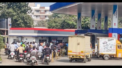 There was a shortage of fuel across the state which in turn affected MSRTC and private tourist buses ferrying passengers. (RAHUL RAUT/ HT PHOTO) There was a shortage of fuel across the state which in turn affected MSRTC and private tourist buses ferrying passengers. (RAHUL RAUT/ HT PHOTO)