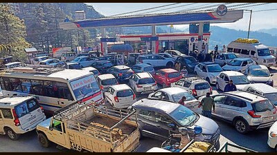 Traffic congestion outside a petrol pump in Shimla on Tuesday. (Deepak Sansta/HT) Traffic congestion outside a petrol pump in Shimla on Tuesday. (Deepak Sansta/HT)