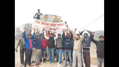 Truckers protesting on Agra-Lucknow Expressway in Mainpuri. (HT) Truckers protesting on Agra-Lucknow Expressway in Mainpuri. (HT)