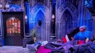 Aoora hit Ayesha while she was lying on her bed. Aoora hit Ayesha while she was lying on her bed.