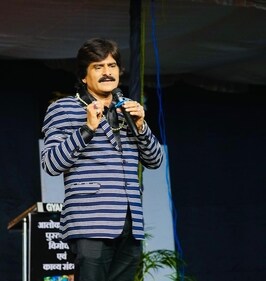 Comic Ahsaan Qureshi is known for his lyrical and rhythmic mannerism of cracking jokes with the use of poetry. Comic Ahsaan Qureshi is known for his lyrical and rhythmic mannerism of cracking jokes with the use of poetry.