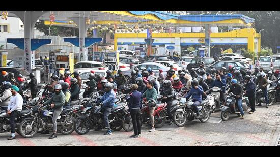 Heavy rush at a petrol pump in Sector 21, Chandigarh, on Tuesday. (Keshav Singh/HT)