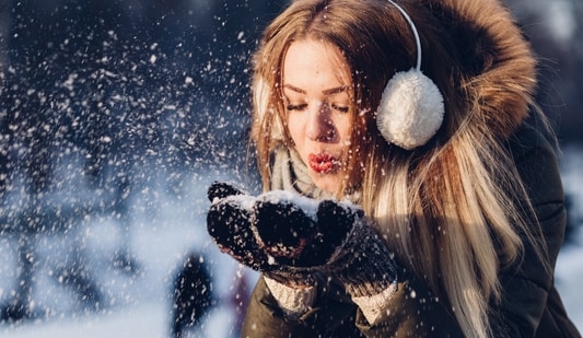 New Year, new skin: Enter 2024 with these 7 game-changing skincare tweaks (Photo by freestocks on Unsplash)